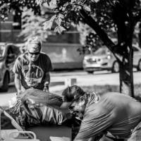 Two Alumni picking up boxes.